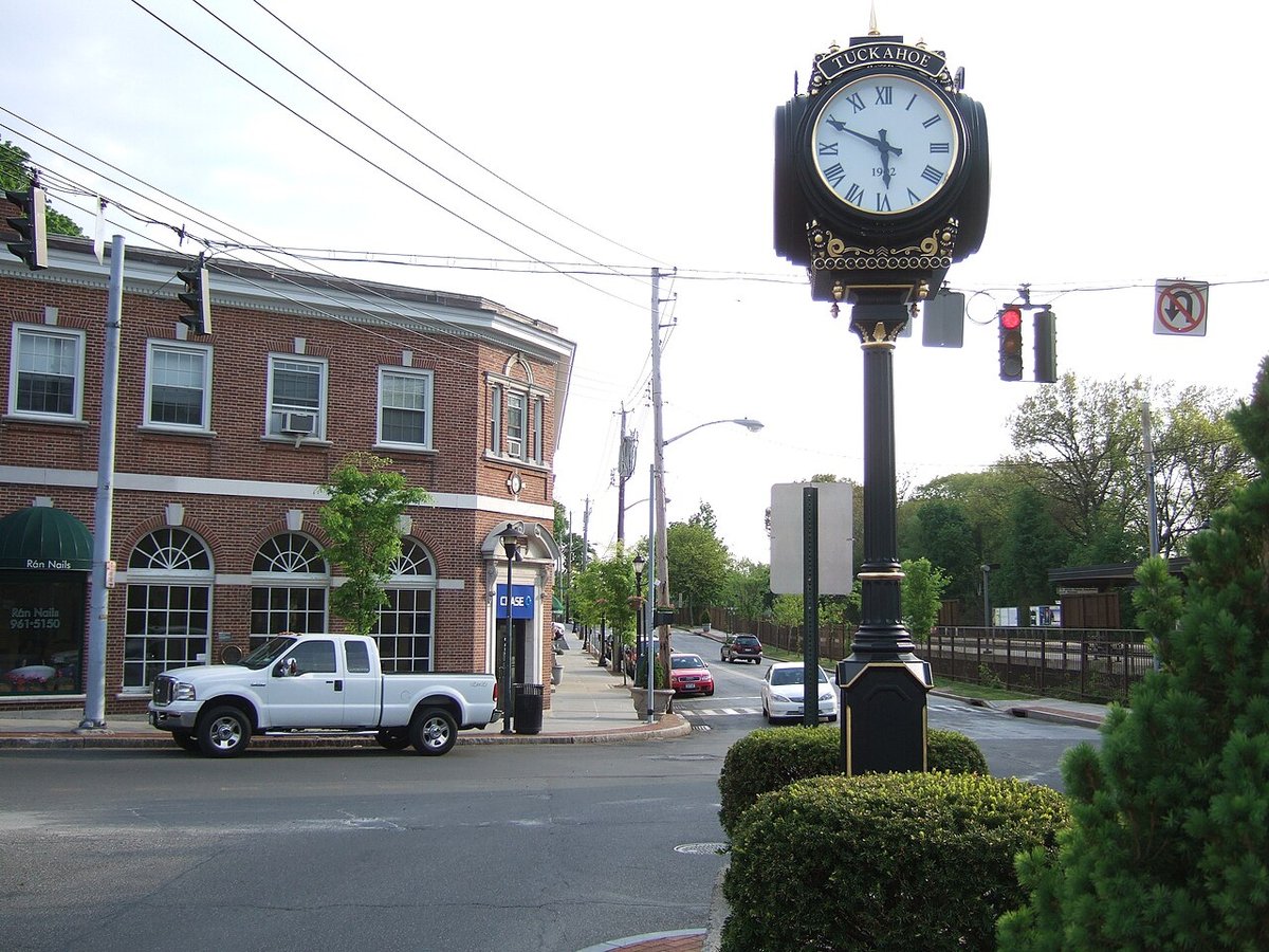 Crestwood, NY - File:Tuckahoe, New York at Crestwood MNR Station.jpg - Wikimedia Commons